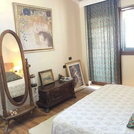 Spacious In Historic Area * فلورا